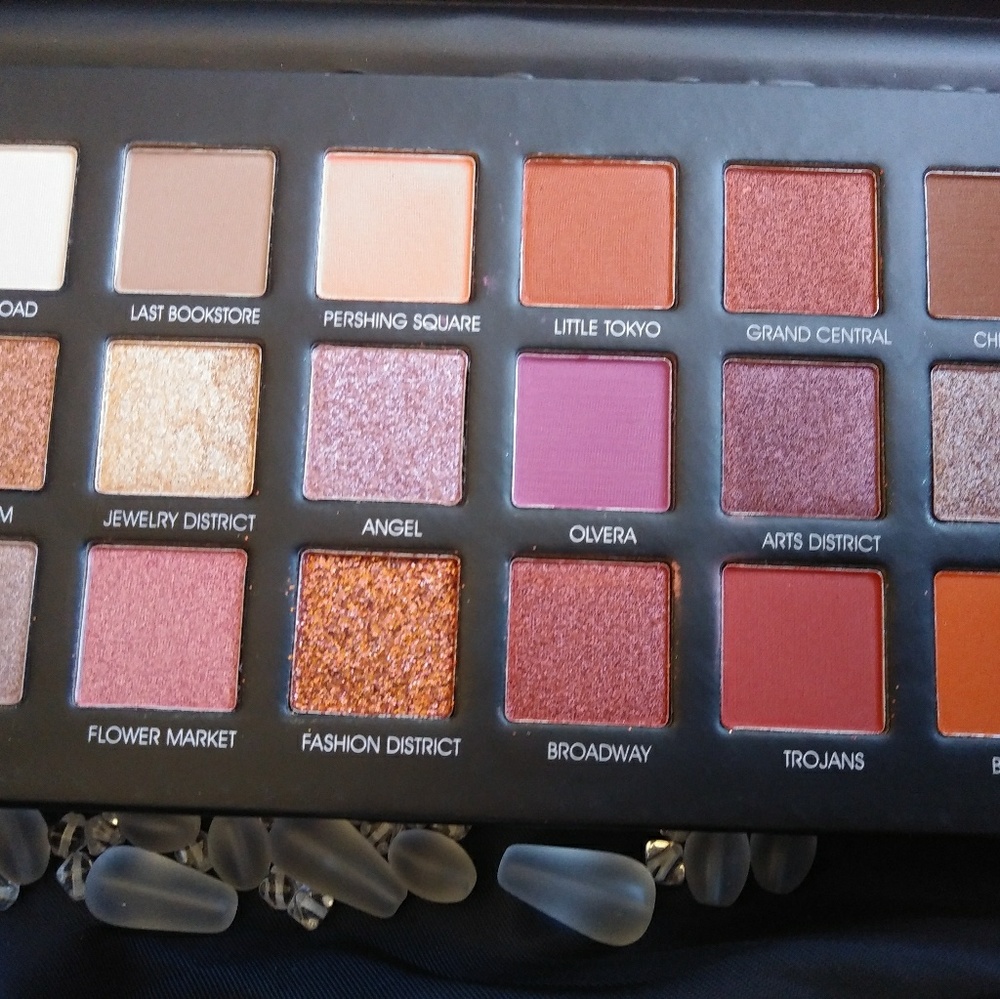 18 color eyeshadow palette - Picture 4 of 7